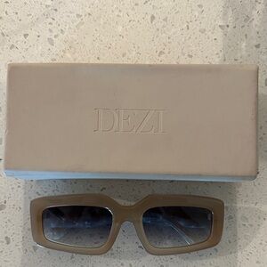 DEZI Sunglasses with Light Gray Case
